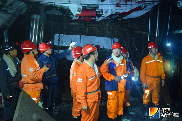 图一：2018年11月27日，马金平到运河煤矿督导检查工作（黄跃）.jpg