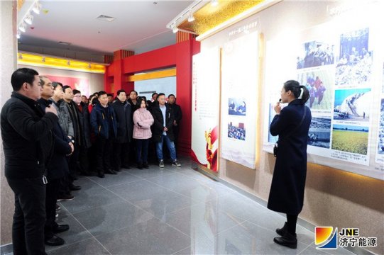 集团公司组织人员参观济宁市庆祝改革开放40周年图片展