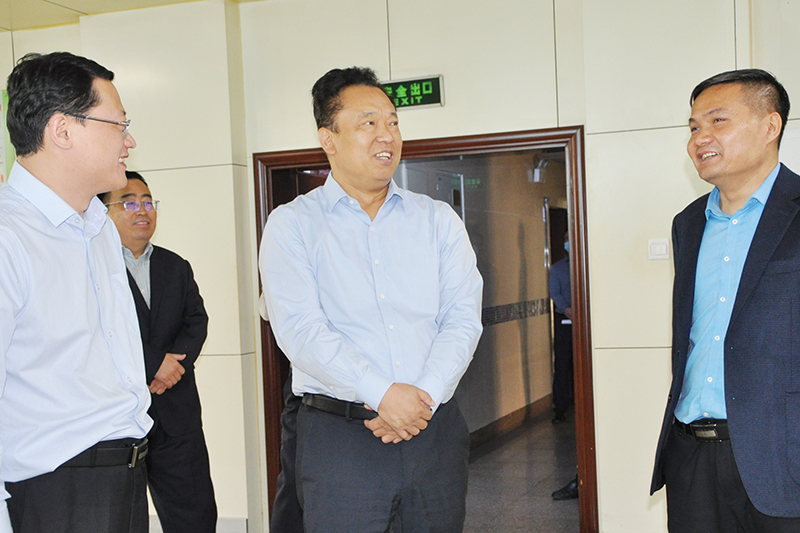 金乡县委副书记、县长郑士民到花园煤矿督导安全生产工作1（李金夫摄）.jpg