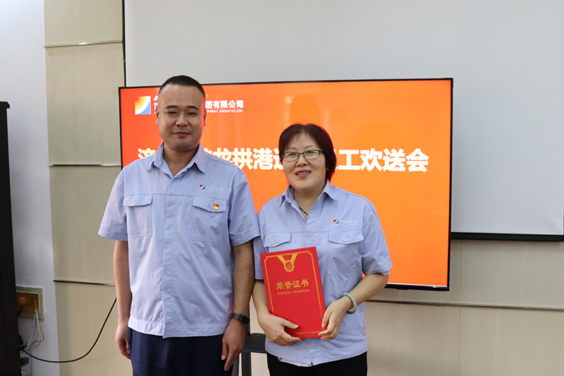 总经理颁发荣誉证书.JPG