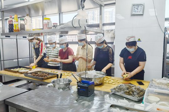 圆中园公司工会组织开展“中秋节”手工制作月饼活动