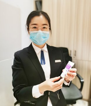 圆中园公司：为酒店一线职工送“爱心护手霜”
