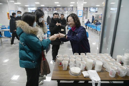 梁山港开展“腊八节”温情祝福嘱安全活动