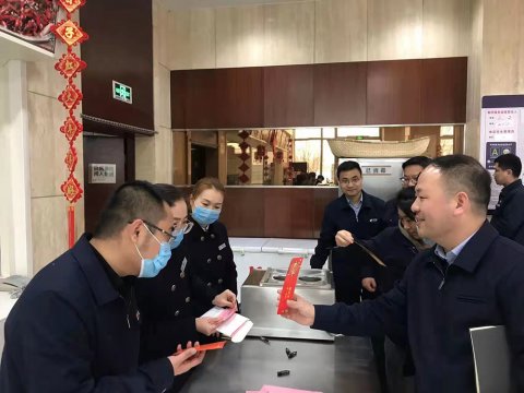 圆中园物业开展闹元宵猜灯谜活动