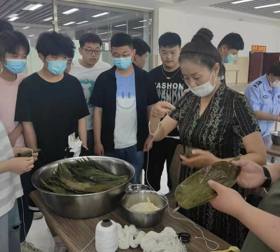 致远教育与济宁技师学院组织开展“过端午 包粽子”活动