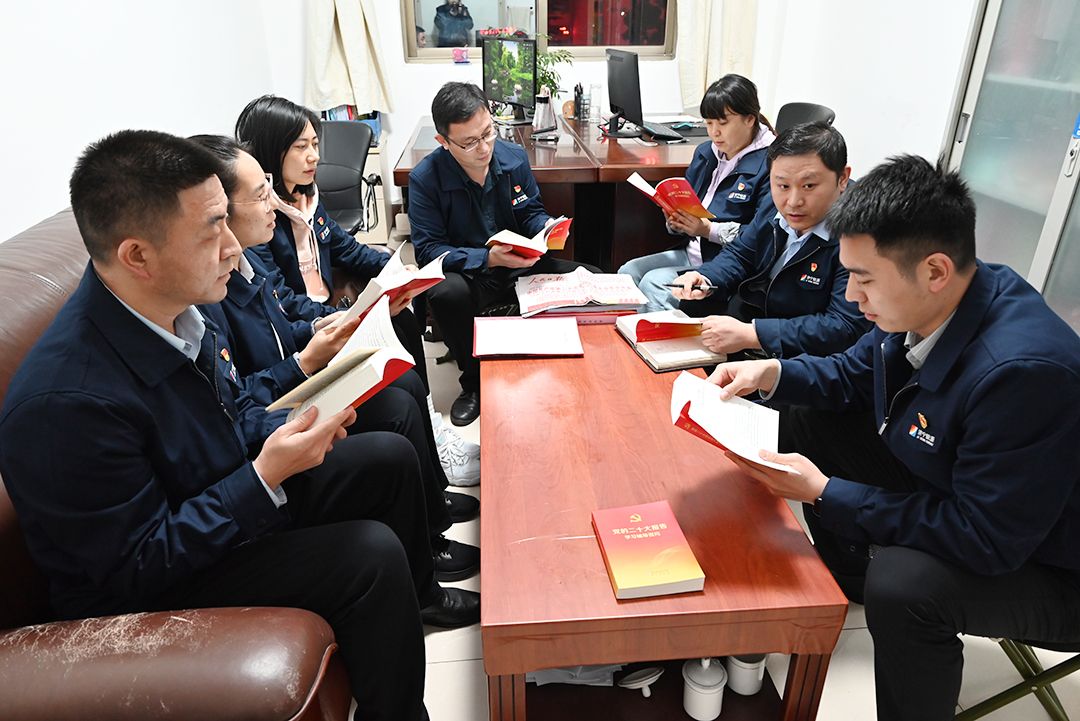 2022年11月6日，运河煤矿办起“线下小课堂”，党支部带领党员学党章。（地点：运河煤矿，拍摄：徐秀娇）.jpg