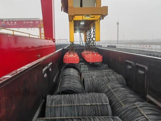 龙拱港技改攻克火车盘条卸运难题